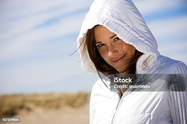 Retrato De Mujer Hermosa Joven Latina En La Playa En Hoodie Copyspace Foto de stock y más banco de imágenes de 20 a 29 años