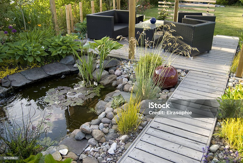 Innenhof und den Teich in der Nachmittagssonne - Lizenzfrei Hausgarten Stock-Foto