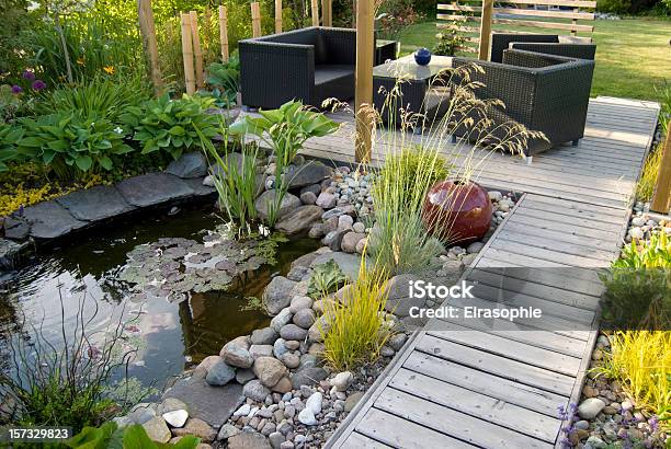 Innenhof Und Den Teich In Der Nachmittagssonne Stockfoto und mehr Bilder von Hausgarten - Hausgarten, Teich, Ziergarten