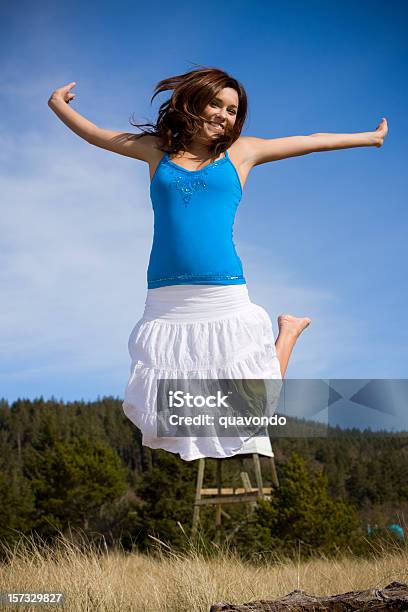 Schöne Brunette Junge Frau Springen Im Freien Stockfoto und mehr Bilder von Frauen - Frauen, Fliegen, Aufregung