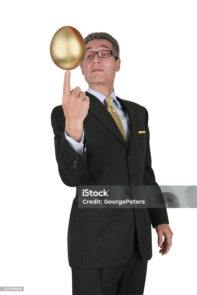 Homme d'affaires en équilibre Nest Egg avec un Tracé de détourage - Photo de Adulte libre de droits