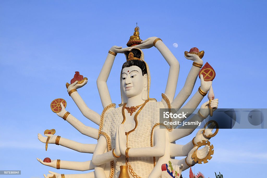 Big Guan yin em wat plai laem com lua fundo - Foto de stock de Arquitetura royalty-free