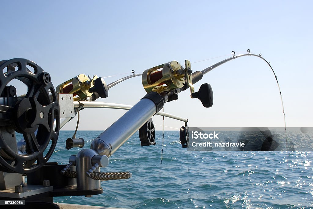 Deux bâtons de pêche sur l'eau turquoise - Photo de Activité de loisirs libre de droits