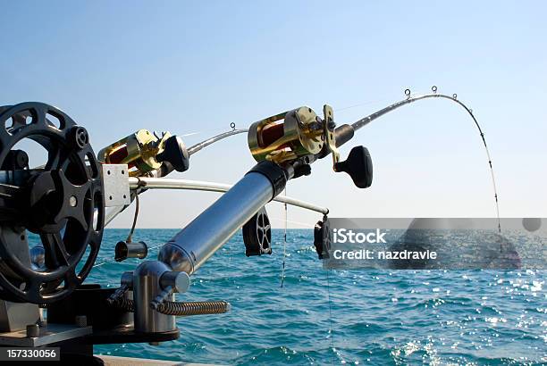 Due Pali Di Pesca Sportiva Sullacqua Turchese - Fotografie stock e altre immagini di Acqua - Acqua, Ambientazione esterna, Arnese da pesca