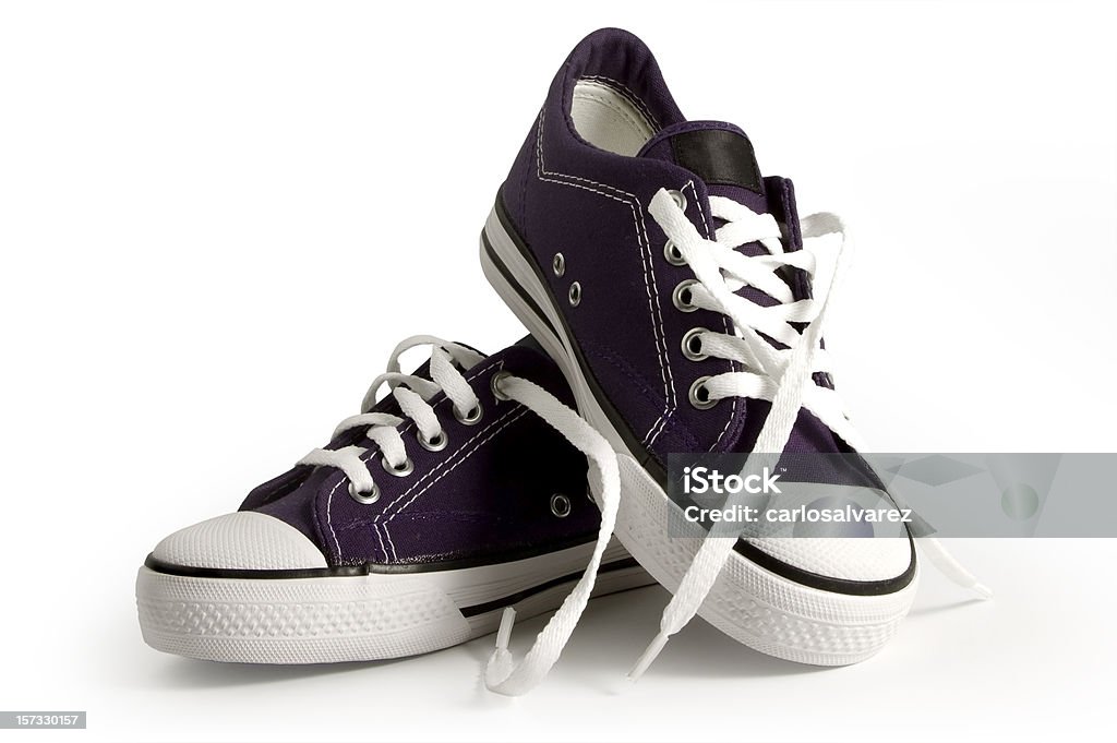 Viola sneaker con Clipping Path - Foto stock royalty-free di Abbigliamento