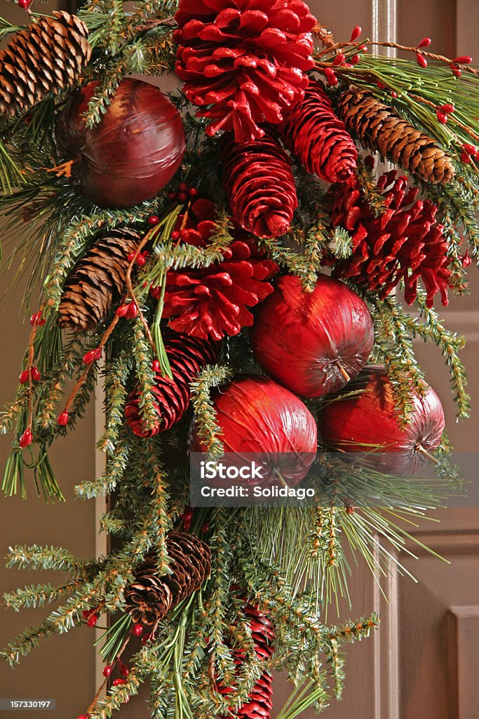 Christmas Pinecones, Boughs, y frutas corona - Foto de stock de Adorno de navidad libre de derechos