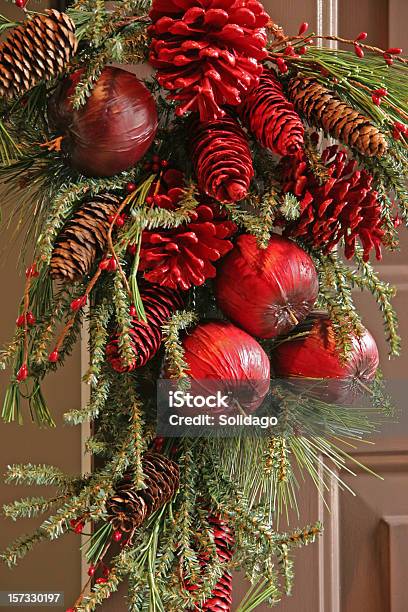 Christmas Pinecones Boughs Y Frutas Corona Foto de stock y más banco de imágenes de Adorno de navidad - Adorno de navidad, Celebración - Ocasión especial, Color - Tipo de imagen