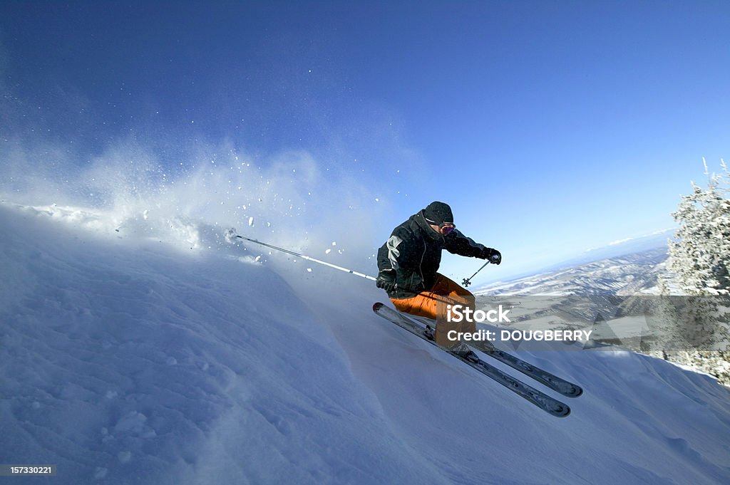 Macho esquiador en fresca de nieve en polvo - Foto de stock de 30-34 años libre de derechos