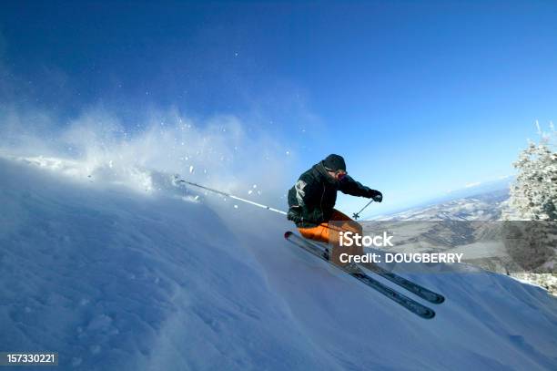 Macho Esquiador En Fresca De Nieve En Polvo Foto de stock y más banco de imágenes de 30-34 años - 30-34 años, Actitud, Actividad