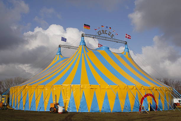 concentre-se em tenda de circo com cloudscape fundo espetacular - circus tent fotos - fotografias e filmes do acervo