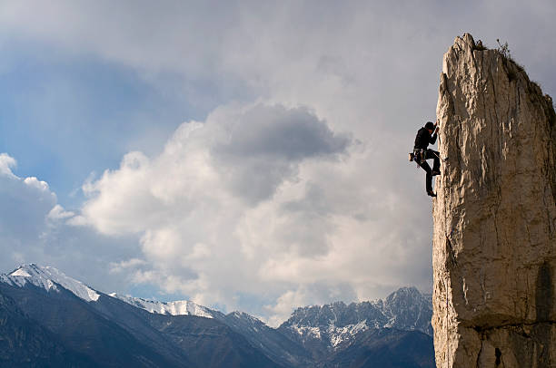 alpinista - hanging on rock rock climbing - fotografias e filmes do acervo