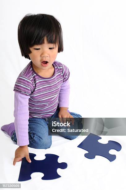 Junge Mädchen Spielen Mit Puzzle Stücke Stockfoto und mehr Bilder von 2-3 Jahre - 2-3 Jahre, Puzzleteil, Farbbild