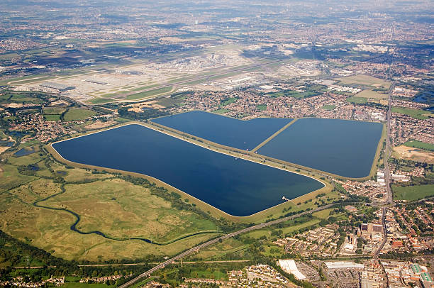 reservatório de água e o aeroporto de heathrow em londres - heathrow airport imagens e fotografias de stock