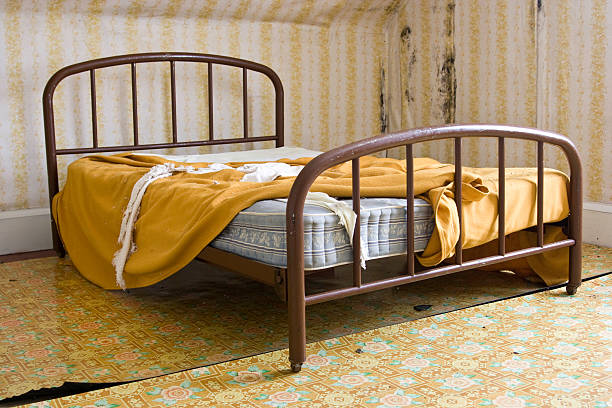 vecchio letto con lenzuola in casa abbandonata - untucked foto e immagini stock