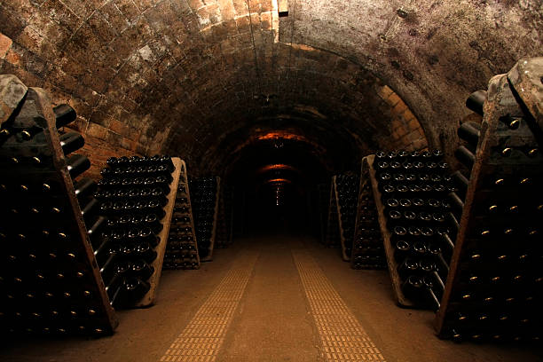 винный погреб - wine cellar basement wine bottle стоковые фото и изображения