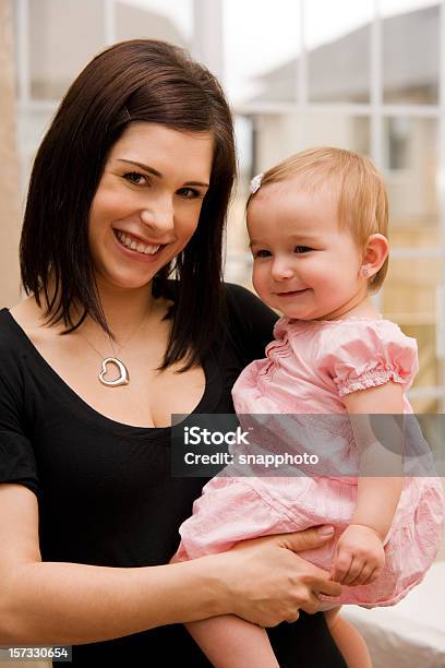 Ребенок И Мать — стоковые фотографии и другие картинки 12-17 месяцев - 12-17 месяцев, Близость, Вертикальный