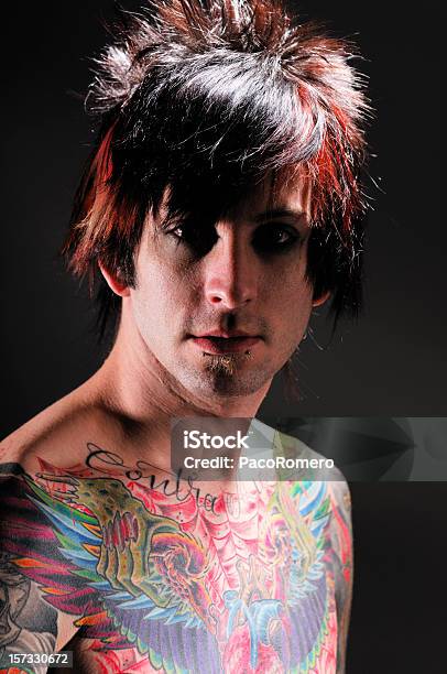 Punk Jovens Com Grandes Tatuagem No Peito - Fotografias de stock e mais imagens de Adulto - Adulto, Agoirento, Agressão