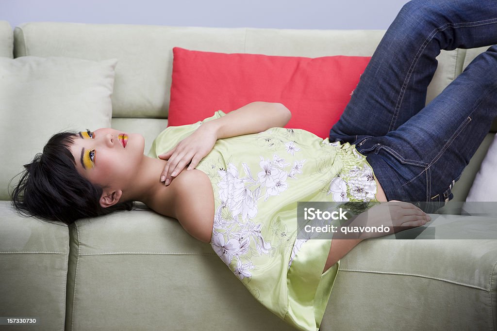 Azjatyckie Młoda kobieta Moda Model stwarzające w nowoczesny Loft Sofa - Zbiór zdjęć royalty-free (Sofa)