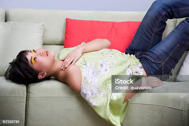 Azjatyckie Młoda Kobieta Moda Model Stwarzające W Nowoczesny Loft Sofa - zdjęcia stockowe i więcej obrazów Sofa