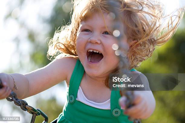 Bambina Fiore - Fotografie stock e altre immagini di Movimento - Movimento, 2-3 anni, Allegro