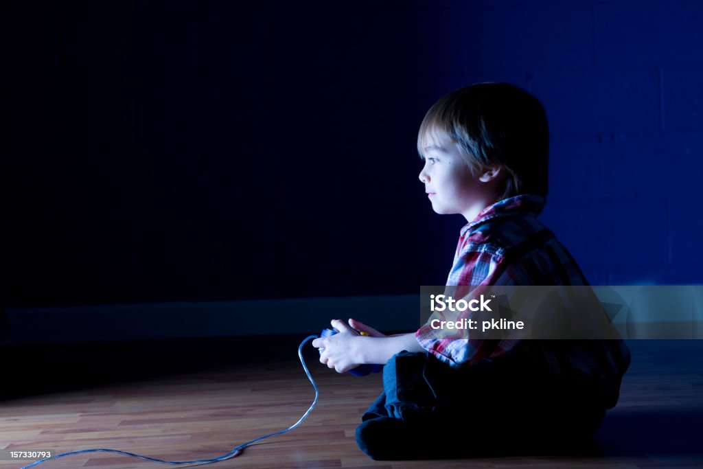 Ragazzino gioca videogioco in the dark - Foto stock royalty-free di Console - Attrezzatura elettronica