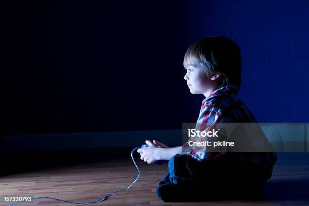 少年はビデオゲームのダーク - テレビゲームのストックフォトや画像を多数ご用意 - テレビゲーム, 子供, 男の子