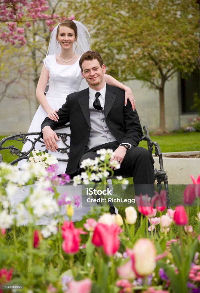 Le marié et la mariée dans le jardin - Photo de Adulte libre de droits