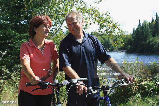 Счастливый Пожилая Пара Велоспорт В Лесу Летом — стоковые фотографии и другие картинки 55-59 лет - 55-59 лет, 60-64 года, Активный пенсионер