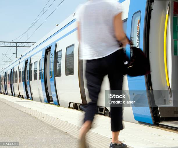 Vestidos De Verão Menina Introduzir Comboio De Passageiros - Fotografias de stock e mais imagens de Comboio