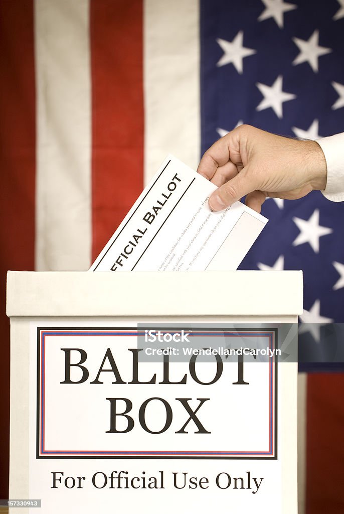 Urna elettorale con mano votazione (verticale - Foto stock royalty-free di Bandiera
