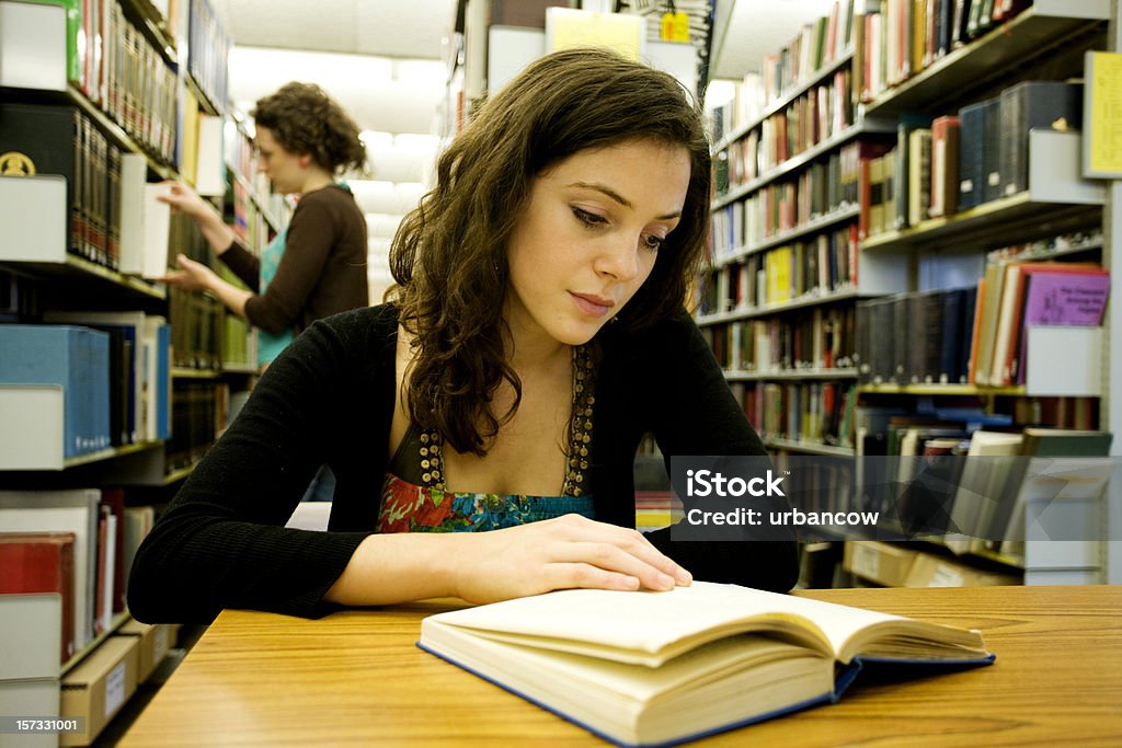 Biblioteca de estudo - Foto de stock de Adulto royalty-free