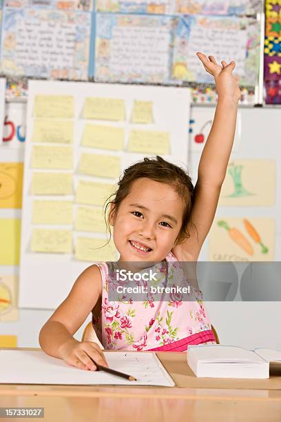 Estudar Cápsulas - Fotografias de stock e mais imagens de Aluna - Aluna, Aluno da Escola Primária, Aprender