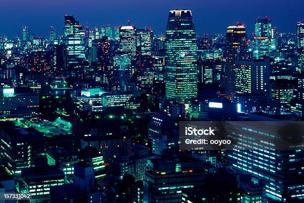 Tokyo Por La Noche Foto de stock y más banco de imágenes de Aire libre - Aire libre, Anochecer, Arquitectura