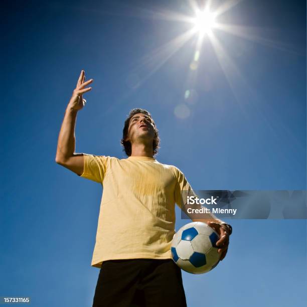 Diego Maradona De La Mano De Dios Concepto De Fútbol Foto de stock y más banco de imágenes de Rezar