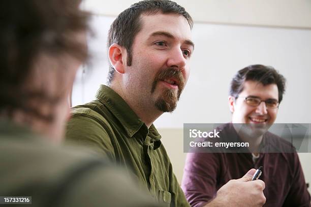 Foto de Layout De Sala De Aula e mais fotos de stock de Espontânea - Espontânea, Gente comum, Reunião de Equipe