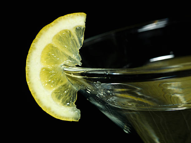 zitronen-martini - fruchtgarnierung stock-fotos und bilder