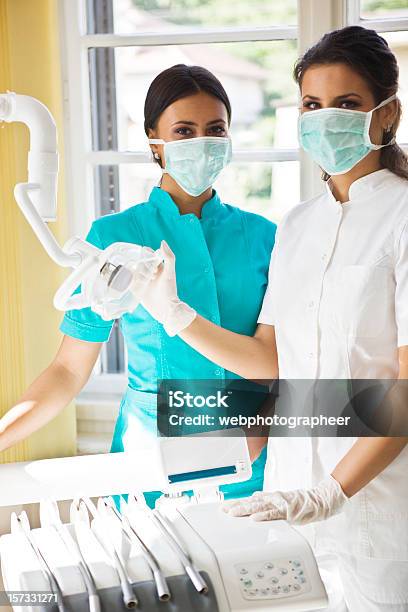 Dental Teamarbeit Stockfoto und mehr Bilder von Arbeiten - Arbeiten, Arbeitsstätten, Braune Augen