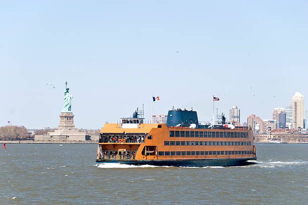 traghetto di staten island e per la statua della libertà - ferry new york city ellis island new york state foto e immagini stock