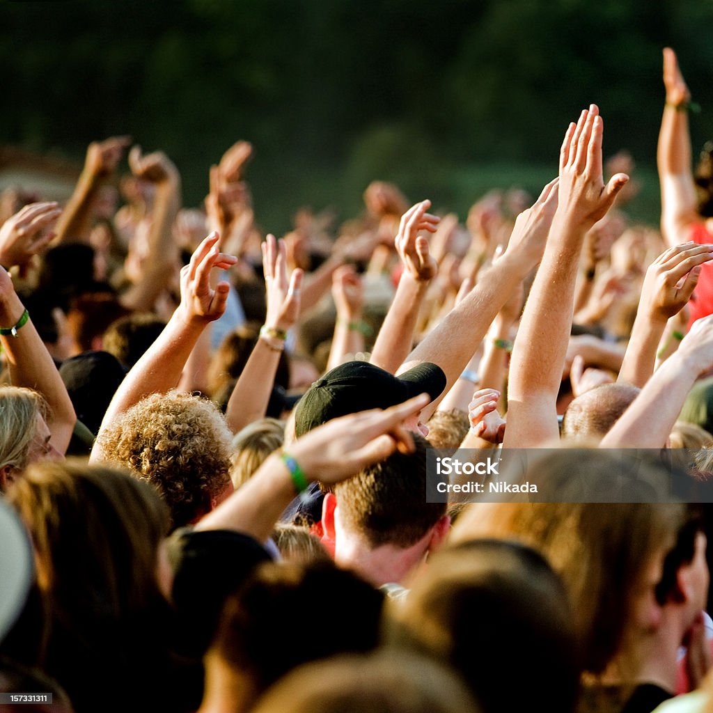 Mani in un concerto rock - Foto stock royalty-free di Festival musicale