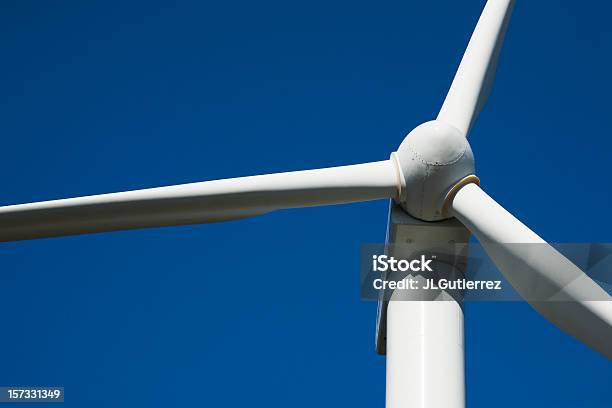 Wiatr Dostarczył Energii Elektrycznej Budowę - zdjęcia stockowe i więcej obrazów Turbina wiatrowa - Turbina wiatrowa, Zbliżenie, Bezchmurne niebo