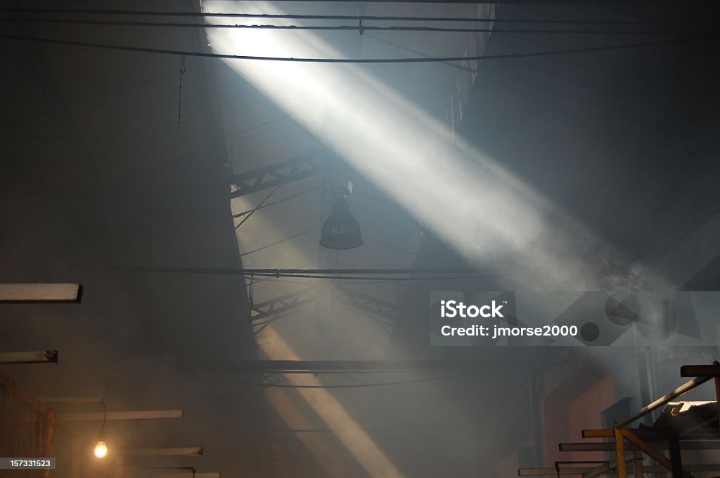 Smoky armazém - Foto de stock de Escuro royalty-free