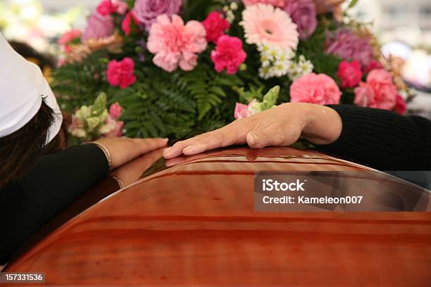 El Funeral Enterramiento Foto de stock y más banco de imágenes de Funeral - Funeral, Ataúd, Flor