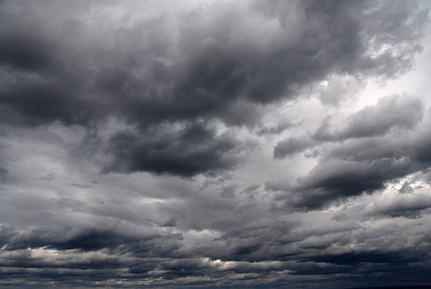 pochmurna niebo z chmury deszcz - nimbostratus zdjęcia i obrazy z banku zdjęć