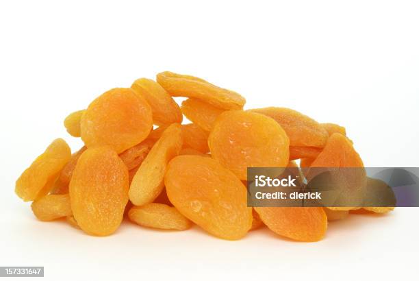 Скатанный Сушеных Apricots На Белом — стоковые фотографии и другие картинки Абрикос - Абрикос, Сушёные продукты, Антиоксидант