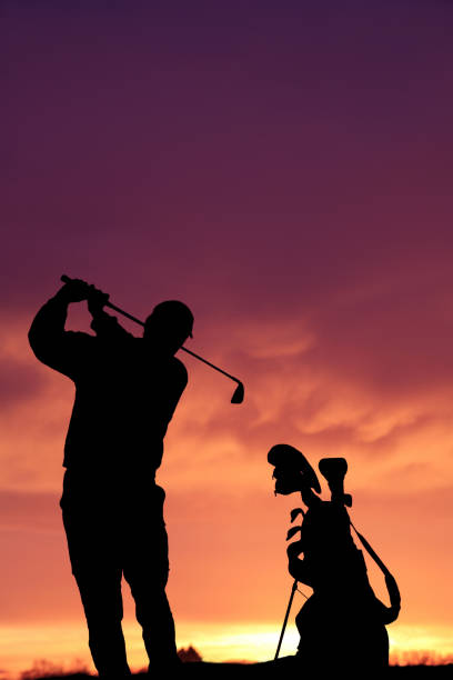 homem sênior jogando golfe ao pôr-do-sol - golf action silhouette balance - fotografias e filmes do acervo