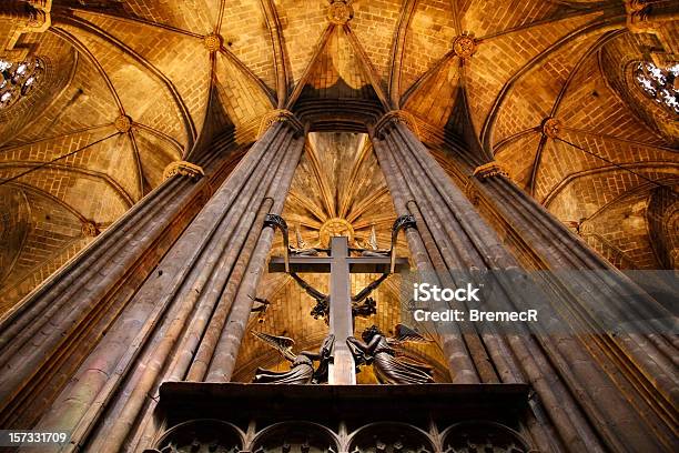 Im Der Kathedrale Stockfoto und mehr Bilder von Altar - Altar, Architektonische Säule, Barcelona - Spanien