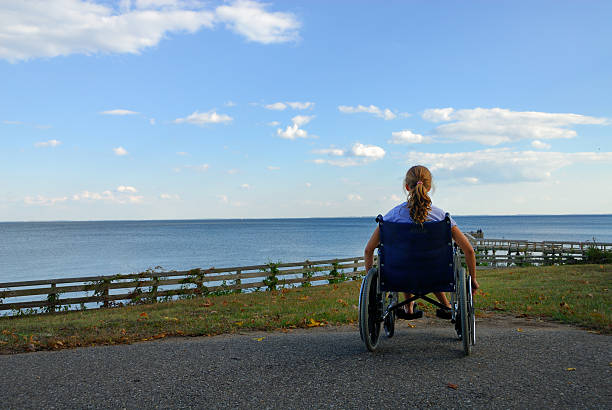 rêves en fauteuil roulant - disabled teenager adolescence physical impairment photos et images de collection