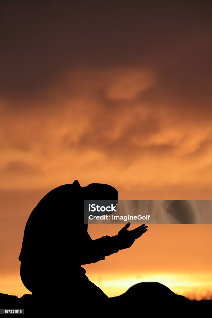 Mittleren Alter europäischer Abstammung Mann beten im Freien - Lizenzfrei Arme hoch Stock-Foto