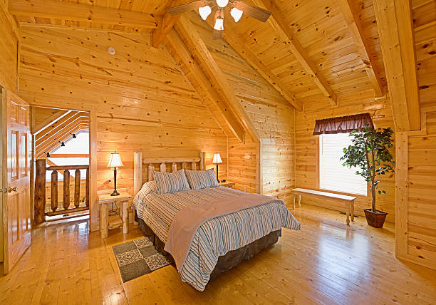 rústico cabana de madeira quarto loft - rustic bedroom cabin indoors imagens e fotografias de stock