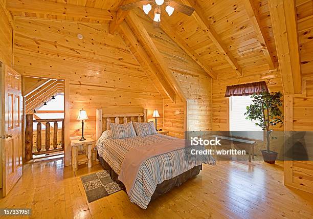 Foto de Cabine Rústica Quarto Loft e mais fotos de stock de Cabana de Madeira - Cabana de Madeira, Interior, Quarto de dormir